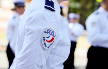 (image) épaule d'un agent de police avec insigne