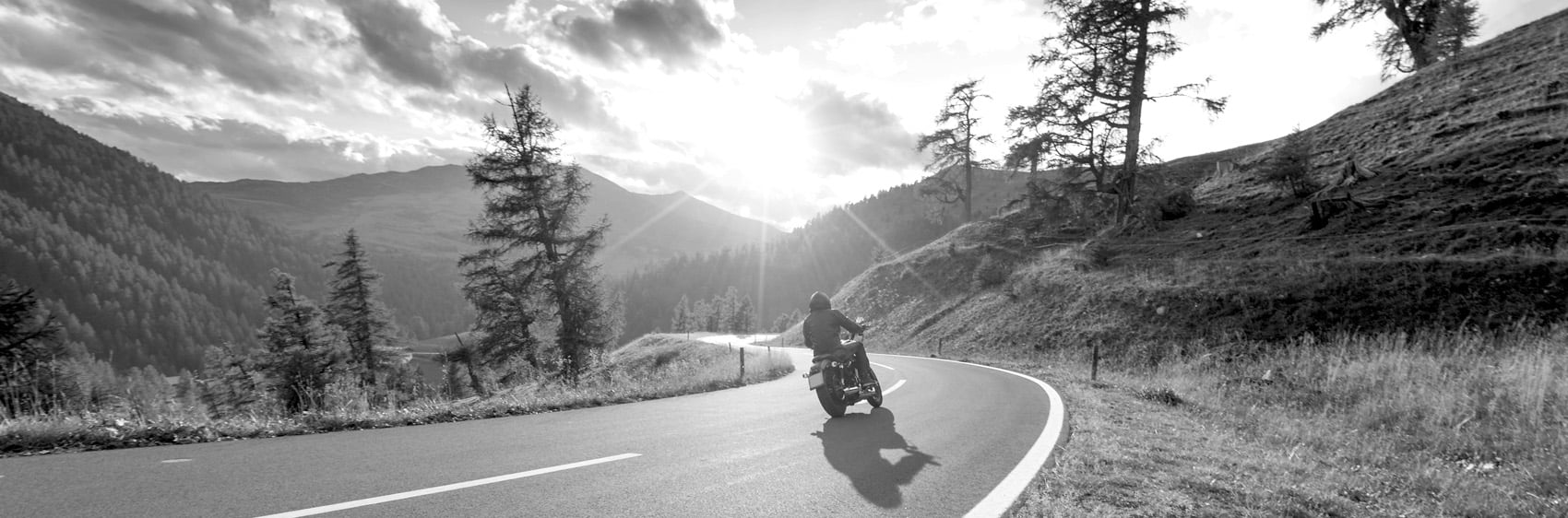 moto roulant sur route de campagne